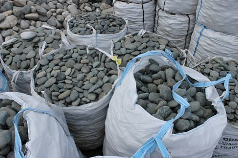 Kamenclub.ru: Темно-серый валунчик фр.100-300 мм.  купить в Люберцах крупный природный камень серый, темно-серый, светло-серый речная галька большого размера окатанная 4500 руб/т   фото КАМЕНЬ КЛУБ