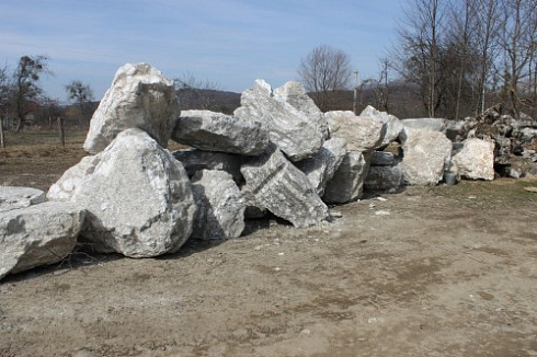 Kamenclub.ru: Мраморизированный известняк фр.500-1500 мм.  купить в Люберцах    10000 руб/т   фото КАМЕНЬ КЛУБ