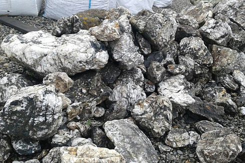 Kamenclub.ru: Черный гранит - кварцит фр. 100-500 мм.  купить в Люберцах мрамор гранит черный с белыми прожилками, серый, белый валун скальный колотый 7000 руб/т   фото КАМЕНЬ КЛУБ
