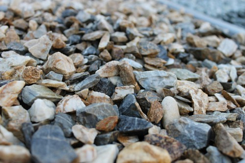 Kamenclub.ru: Мраморная крошка (щебень крошка медовый), фр. 10-20 мм.  купить в Люберцах песчаник бежевый, серый каменная ландшафтная крошка  12000 руб/т   фото КАМЕНЬ КЛУБ