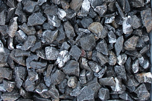 Kamenclub.ru: Щебень крошка черный (мрамор) фр. 20-40 мм.  купить в Люберцах мрамор черный с белыми прожилками мраморная каменная крошка 11000 руб/т   фото КАМЕНЬ КЛУБ