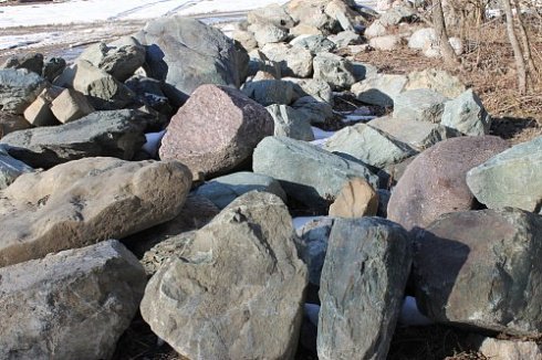 Kamenclub.ru: Гранит скальник (серо-зеленый) фр. 500-1500 мм.  купить в Люберцах гранит мрамор  серый зеленый темно-серый глыба скальная колотая ландшафтная 7 500 руб/т   фото КАМЕНЬ КЛУБ