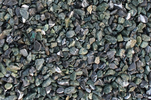Kamenclub.ru: Мраморная крошка (щебень галтованный микс:зеленый-черный) фр.10-20 мм.  купить в Люберцах мрамор зеленый, черный декоративные ландшафтные окатанные округлые камни щебня 14500 руб/т   фото КАМЕНЬ КЛУБ