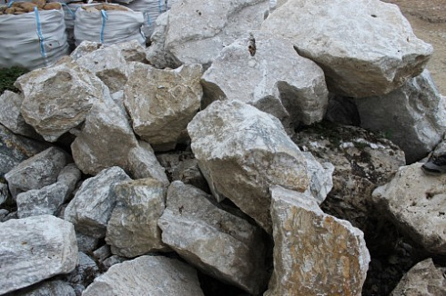 Kamenclub.ru: Мраморизированный известняк фр. 100-500 мм.  купить в Люберцах известняк серый белый темно-серый сероватый валун природного образования окатанный 10500 руб/т   фото КАМЕНЬ КЛУБ