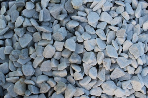 Kamenclub.ru: Мраморная крошка (щебень галтованный белый), фр.20-40 мм.  купить в Люберцах мрамор белый бежевый молочный мраморный щебень декоративный 17000 руб/т   фото КАМЕНЬ КЛУБ