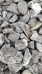 Kamenclub.ru: Щебень галтованный черный (мрамор) фр.40-70 мм.  купить в Люберцах мрамор черный с белыми прожилками, черный, белый щебень галтованный округлый 13500 руб/т   фото КАМЕНЬ КЛУБ