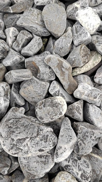 Kamenclub.ru: Щебень галтованный черный (мрамор) фр.40-70 мм.  купить в Люберцах мрамор черный с белыми прожилками, черный, белый щебень галтованный округлый 13500 руб/т   фото КАМЕНЬ КЛУБ