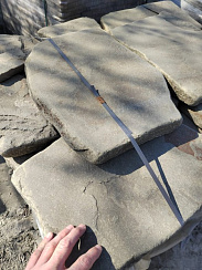 Kamenclub.ru: Песчаник пластушка светло-серый (4,0 - 6,0 см)  купить в Люберцах плитняк - пластушка светло-серый песчаник 12600 руб/м3   фото КАМЕНЬ КЛУБ