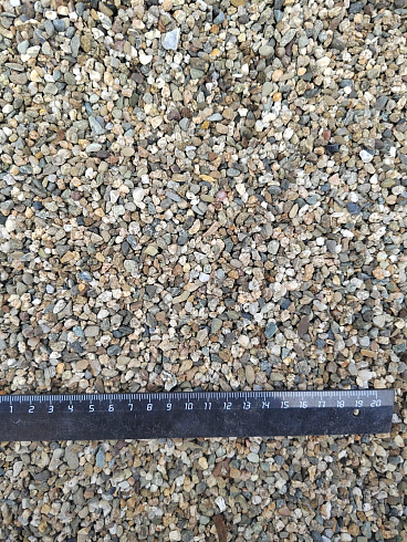 Kamenclub.ru: Галька речная окат (серая) фр.3-5 мм купить  в Люберцах галька речная серая бежевый темно-серый окатанный речной камень округлый 9500 руб/т   фото КАМЕНЬ КЛУБ