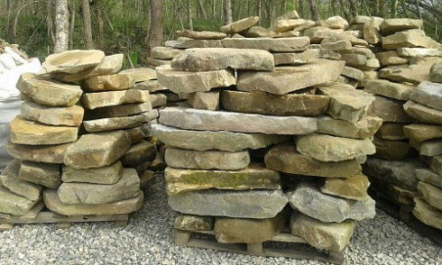 Kamenclub.ru: Песчаник плиты - плахи - пошаговые дорожки (фр. 70-150 мм)  купить в Люберцах песчаник серый бежевый желтый зеленый колотый песчаник строительный 6500 руб/т   фото КАМЕНЬ КЛУБ