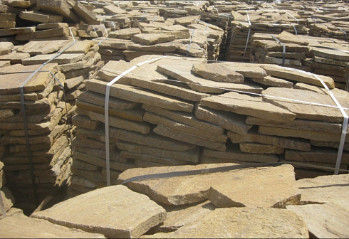 Kamenclub.ru: Песчаник пластушка желтый с рисунком (3 см)  купить в Люберцах песчаник желтый с рисунком, рыжий, желтый песчаник пластушка ландшафтная рваная 8 500 руб/м3   фото КАМЕНЬ КЛУБ