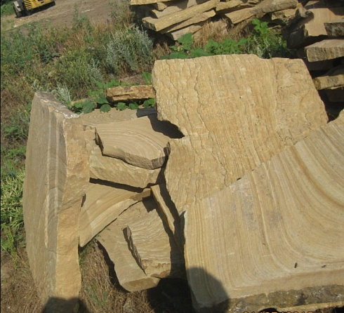 Kamenclub.ru: Форматный камень (плаха) пошаговая дорожка от 70-150 см (4 -12 см)  купить в Люберцах плитняк  форматный плаха желтый песчаник 9 000 руб/т   фото КАМЕНЬ КЛУБ