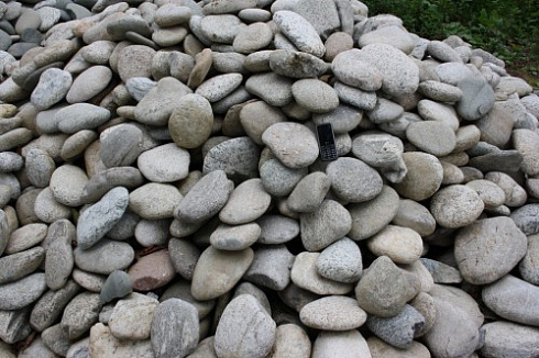 Kamenclub.ru: Галька речная плоская (бело-серая) фр. 100-200-300 мм. купить  в Люберцах галька речная плоская серый, белый, бело-серый, серо-белый речная галька плоская  9000 руб/т   фото КАМЕНЬ КЛУБ