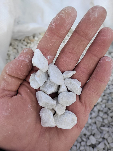 Kamenclub.ru: Мраморная крошка, щебень, цвет-белый, фр. 10-20 мм.  купить в Люберцах мрамор белый, молочный айвори каменная ландшафтная декоративная крошка шебня 12000 руб/т   фото КАМЕНЬ КЛУБ