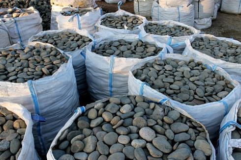 Kamenclub.ru: Галька речная плоская (темно-серая) фр. 100-200-300 мм. купить  в Люберцах галька речная плоская темно-серый, серый, синий речной галечник плоский 9000 руб/т   фото КАМЕНЬ КЛУБ