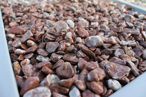 Kamenclub.ru: Мраморная крошка (щебень галтованный розовый) фр.10-20 мм.  купить в Люберцах мрамор розовый, красный ландшафтный декоративный окатанный округлый щебень 15000 руб/т   фото КАМЕНЬ КЛУБ