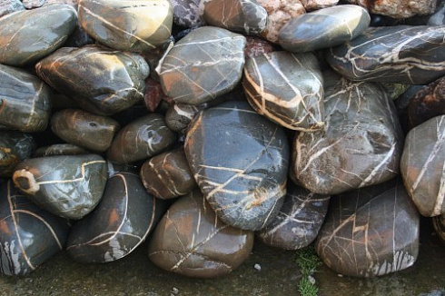 Kamenclub.ru: Валунчик Паутинник фр.100-300 мм  купить в Люберцах крупный природный камень галечник темно-серый с прожилками белый черный речной валунчик 5000 руб/т   фото КАМЕНЬ КЛУБ