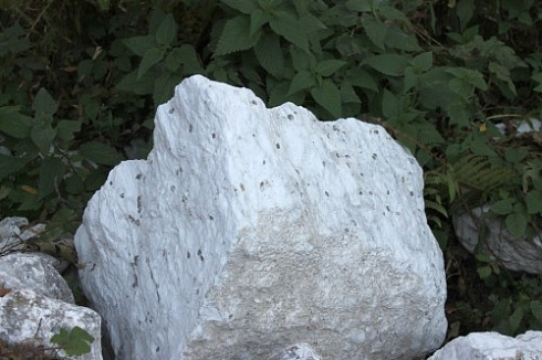 Kamenclub.ru: Мраморизированный известняк фр. 100-500 мм.  купить в Люберцах известняк серый белый темно-серый сероватый валун природного образования окатанный 10500 руб/т   фото КАМЕНЬ КЛУБ