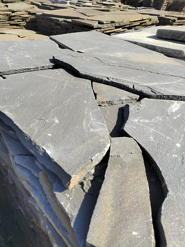 Kamenclub.ru: Песчаник пластушка светло-серый (2,0 см)  купить в Люберцах плитняк- ластушка светло-серый, серый рваный ландшафтный плитняк колотый 13800 руб/м3   фото КАМЕНЬ КЛУБ