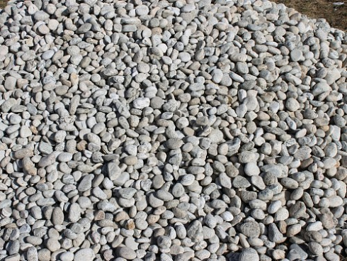 Kamenclub.ru: Галька речная окат (серо-белая) фр. 70-120 мм купить  в Люберцах галька галечник бело-серая, серо-белая, серая, белая речная природная галька  8000 руб/т   фото КАМЕНЬ КЛУБ