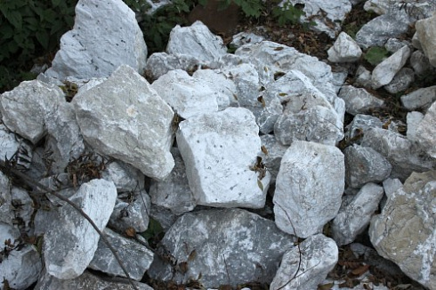 Kamenclub.ru: Мраморизированный известняк фр. 100-500 мм.  купить в Люберцах известняк серый белый темно-серый сероватый валун природного образования окатанный 10500 руб/т   фото КАМЕНЬ КЛУБ