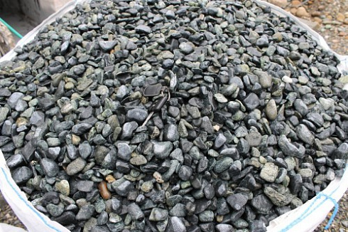 Kamenclub.ru: Щебень галтованный зеленый (змеевик) фр. 20-40 мм.  купить в Люберцах мрамор зеленый, салатовый оголтованный щебень мраморный 12500 руб/т   фото КАМЕНЬ КЛУБ