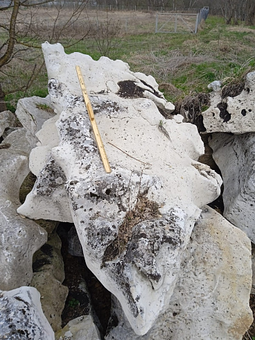 Kamenclub.ru: Выветренный известняк (степной) фр. 500-1500 мм.  купить в Люберцах    10000 руб/т   фото КАМЕНЬ КЛУБ