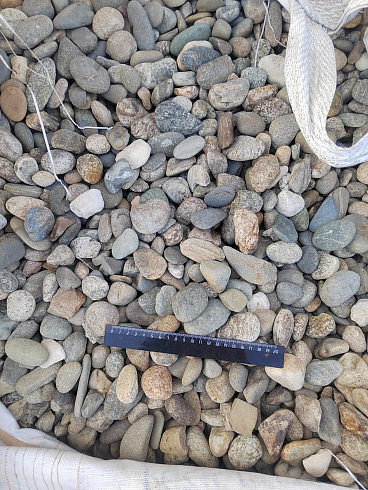 Kamenclub.ru: Галька речная окат (пестрая) фр. 20-40 мм. купить  в Люберцах галька речная пестрая, серая, серые оттенки галька речная окатанная округлая 5000 руб/т   фото КАМЕНЬ КЛУБ