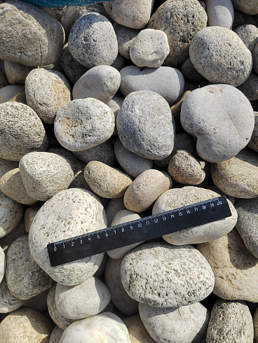 Kamenclub.ru: Галька речная окат (серо-белая) фр. 70-120 мм купить  в Люберцах галька галечник бело-серая, серо-белая, серая, белая речная природная галька  8000 руб/т   фото КАМЕНЬ КЛУБ