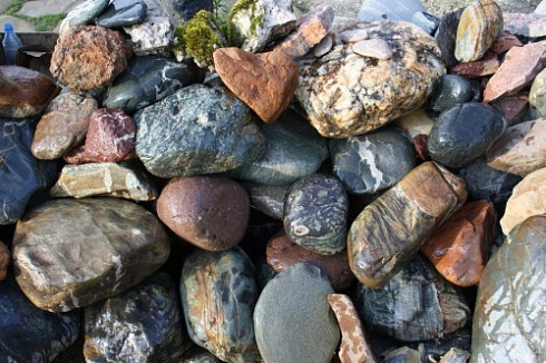 Kamenclub.ru: Ландшафтные валунчики фр.100-500 мм.  купить в Люберцах крупный природный камень серый, темно-серый, светло-серый речной валун крупный 4800 руб/т   фото КАМЕНЬ КЛУБ