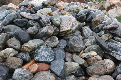 Kamenclub.ru: Ландшафтные валунчики фр.100-500 мм.  купить в Люберцах крупный природный камень серый, темно-серый, светло-серый речной валун крупный 4800 руб/т   фото КАМЕНЬ КЛУБ