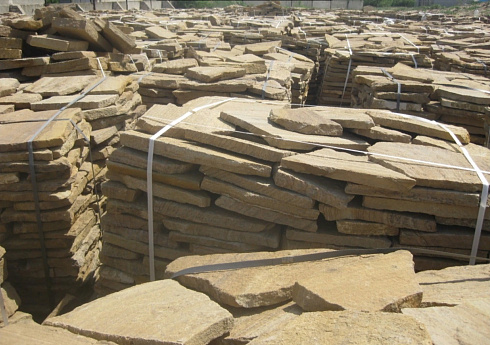 Kamenclub.ru: Песчаник пластушка желтый с рисунком (3 см)  купить в Люберцах песчаник желтый с рисунком, рыжий, желтый песчаник пластушка ландшафтная рваная 8 500 руб/м3   фото КАМЕНЬ КЛУБ