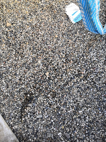 Kamenclub.ru: Галька речная окат (серая) фр.3-5 мм купить  в Люберцах галька речная серая бежевый темно-серый окатанный речной камень округлый 9500 руб/т   фото КАМЕНЬ КЛУБ