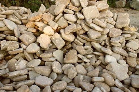 Kamenclub.ru: Песчаник для мощения дорожек, площадок, парковок ( фр 5-10 см)  купить в Люберцах песчаник  серый желтый коричневый рыжий песчаник оголтованный окатанный 6500 руб/т   фото КАМЕНЬ КЛУБ