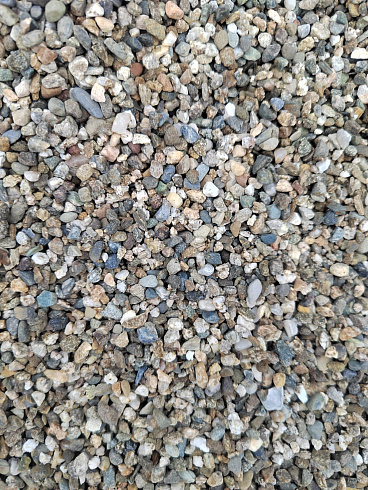 Kamenclub.ru: Галька речная окат (серая) фр.3-5 мм купить  в Люберцах галька речная серая бежевый темно-серый окатанный речной камень округлый 9500 руб/т   фото КАМЕНЬ КЛУБ