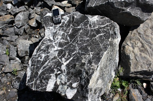 Kamenclub.ru: Черный мрамор скальник фр. 1000-1500 мм.  купить в Люберцах мрамор черный белый серый крупный колотый валун ландшафтный 9000 руб/т   фото КАМЕНЬ КЛУБ