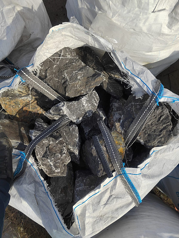 Kamenclub.ru: Черный мрамор скальник фр. 100-500 мм.  купить в Люберцах мрамор черный белый серый крупный колотый валун ландшафтный 8500 руб/т   фото КАМЕНЬ КЛУБ