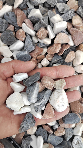 Kamenclub.ru: Мраморная крошка (щебень галтованный микс:белый-зеленый-розовый) фр.20-40 мм.  купить в Люберцах мрамор белый, зеленый, розовый мрамор декоративный (галтовка) 15500 руб/т   фото КАМЕНЬ КЛУБ