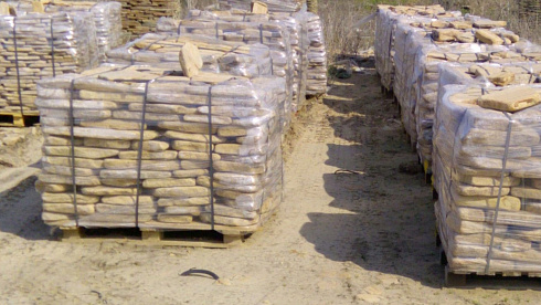 Kamenclub.ru: Песчаник пластушка галтованный желтый с рисунком (3 см)  купить в Люберцах плитняк - пластушка желтый песчаник 21000 руб/м3   фото КАМЕНЬ КЛУБ