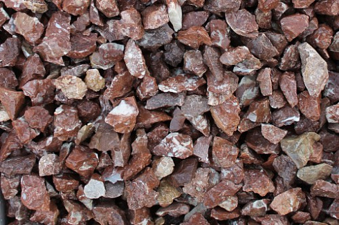 Kamenclub.ru: Мраморная крошка (щебень крошка розовый) фр. 3-5 мм.  купить в Люберцах мрамор розовый, красный декоративная ландшафтная мраморная крошка 11500 руб/т   фото КАМЕНЬ КЛУБ