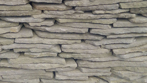 Kamenclub.ru: Песчаник пластушка светло-серый (3,0 см)  купить в Люберцах песчаник светло-серый, серый песчаник рваный ландшафтный колотый 13800 руб/м3   фото КАМЕНЬ КЛУБ