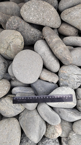 Kamenclub.ru: Галька речная окат (темно-серая) фр. 70-150 мм. купить  в Люберцах галька речная темно-серая, синяя, серая речная галька округлая  8000 руб/т   фото КАМЕНЬ КЛУБ