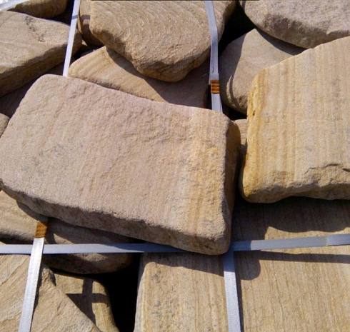 Kamenclub.ru: Песчаник пластушка галтованный желтый с рисунком (3 см)  купить в Люберцах плитняк - пластушка желтый песчаник 21000 руб/м3   фото КАМЕНЬ КЛУБ