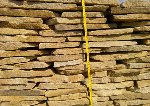 Kamenclub.ru: Песчаник пластушка желтый с разводом под дерево (2 см)  купить в Люберцах плитняк желтый с разводами, желтый, рыжий, серый песчаник пластушка рваная ландшафтная 11 000 руб/м3   фото КАМЕНЬ КЛУБ