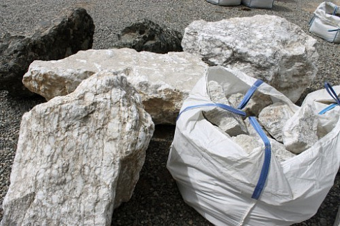 Kamenclub.ru: Мраморизированный известняк фр. 100-500 мм.  купить в Люберцах известняк серый белый темно-серый сероватый валун природного образования окатанный 10500 руб/т   фото КАМЕНЬ КЛУБ