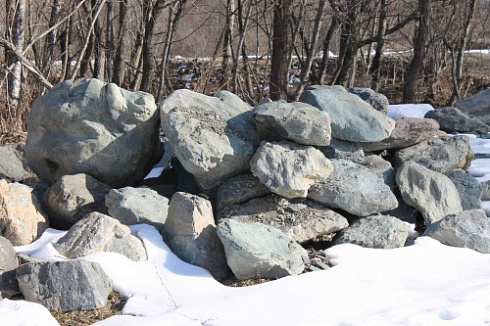 Kamenclub.ru: Гранит скальник (серо-зеленый) фр. 500-1500 мм.  купить в Люберцах гранит мрамор  серый зеленый темно-серый глыба скальная колотая ландшафтная 7 500 руб/т   фото КАМЕНЬ КЛУБ