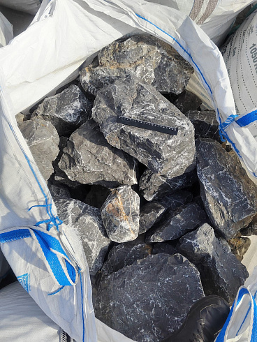 Kamenclub.ru: Черный мрамор скальник фр. 100-500 мм.  купить в Люберцах мрамор черный белый серый крупный колотый валун ландшафтный 8500 руб/т   фото КАМЕНЬ КЛУБ