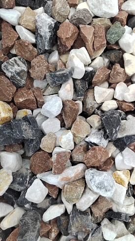 Kamenclub.ru: Мраморная крошка (щебень крошка микс : белый-черный-розовый) фр. 20-40 мм.  купить в Люберцах мрамор белый, черный, розовый декоративная ландшафтная крошка 12000 руб/т   фото КАМЕНЬ КЛУБ