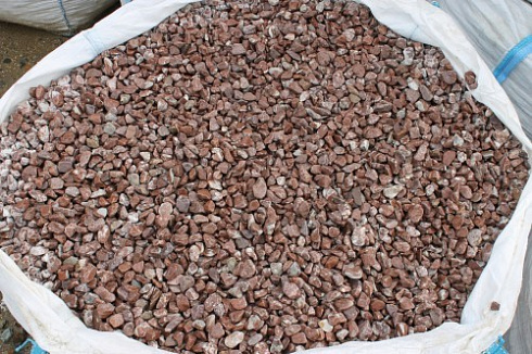 Kamenclub.ru: Мраморная крошка (щебень галтованный розовый) фр.10-20 мм.  купить в Люберцах мрамор розовый, красный ландшафтный декоративный окатанный округлый щебень 15000 руб/т   фото КАМЕНЬ КЛУБ