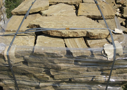 Kamenclub.ru: Песчаник пластушка желтый с рисунком (3 см)  купить в Люберцах песчаник желтый с рисунком, рыжий, желтый песчаник пластушка ландшафтная рваная 8 500 руб/м3   фото КАМЕНЬ КЛУБ